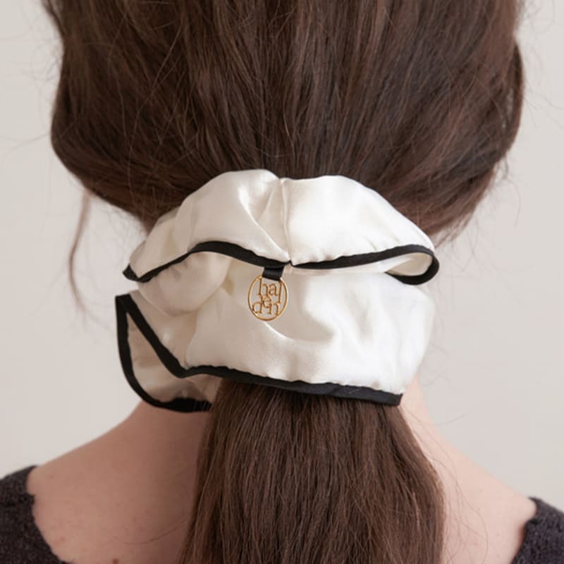 Halden Wide Line Satin Logo Pendant Scrunchie (H020_white)