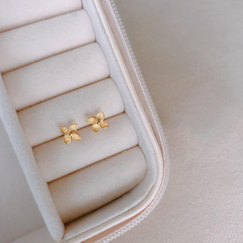 Pendientes de botón de plata de ley chapados en oro de 18 quilates con trébol de cuatro hojas para mujer - Minimalistas, Elegantes, Versátiles, Diseño de Molino de Viento.