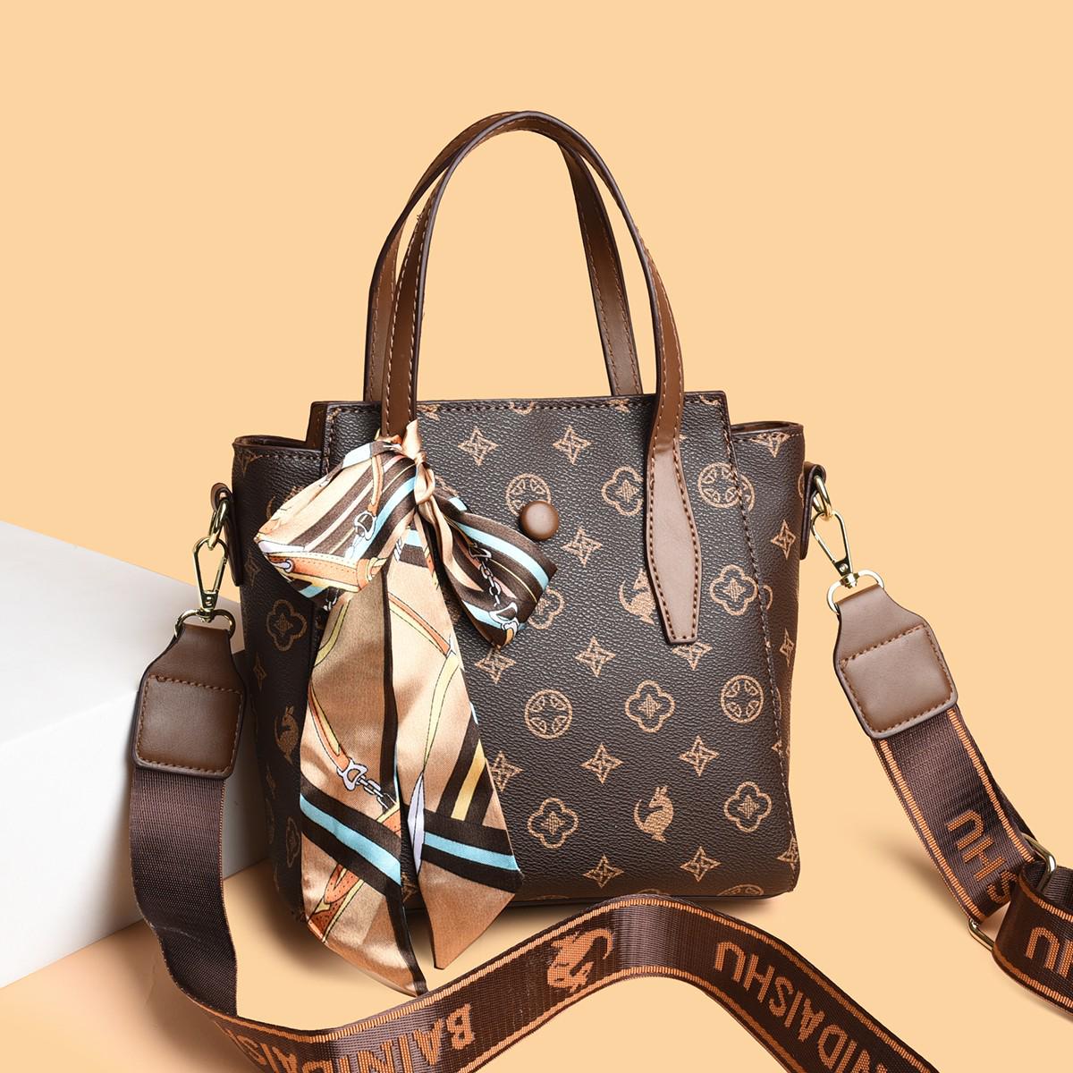 

2025 Women s Luxury Monogram Shoulder Bag: Versatile Small Square Crossbody Handbag чорний