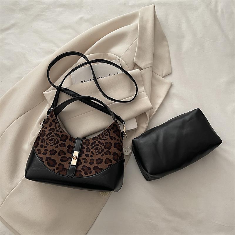 

Retro niche handbag versatile black premium bucket bag large capacity commuter portable tote bag