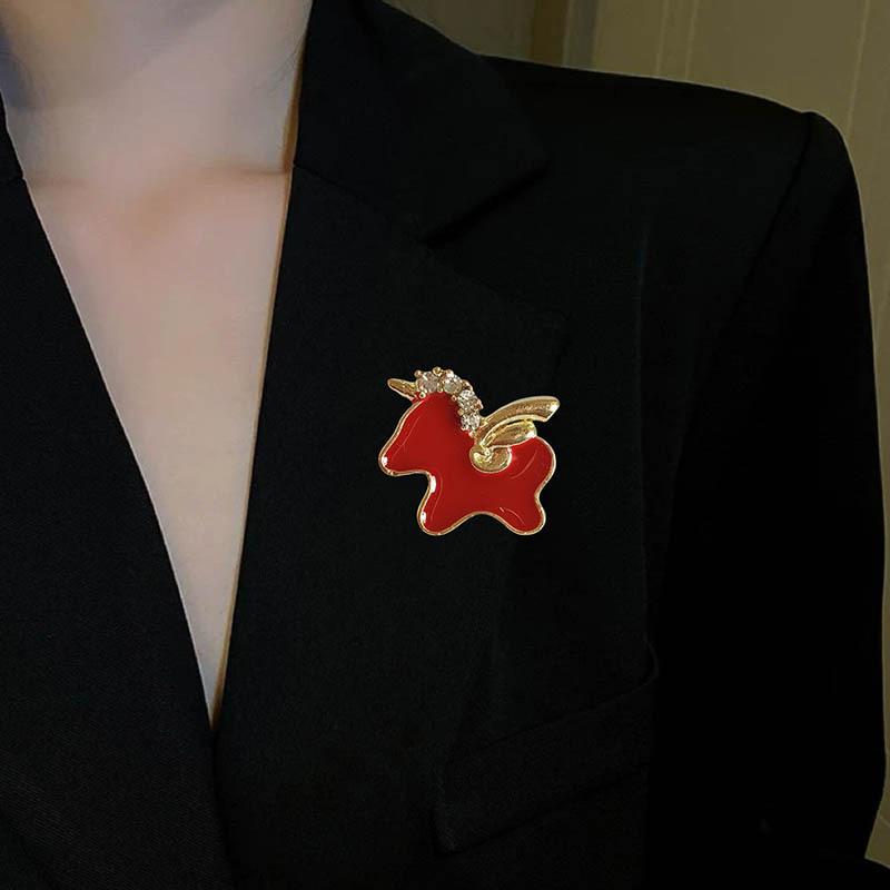 Mode Broche Cheval Rouge Nouvel An Broche Exquise Cheval du Zodiaque Pin Pour Femmes Hommes Accessoire Corsage revers Costume Tempérament Cadeau
