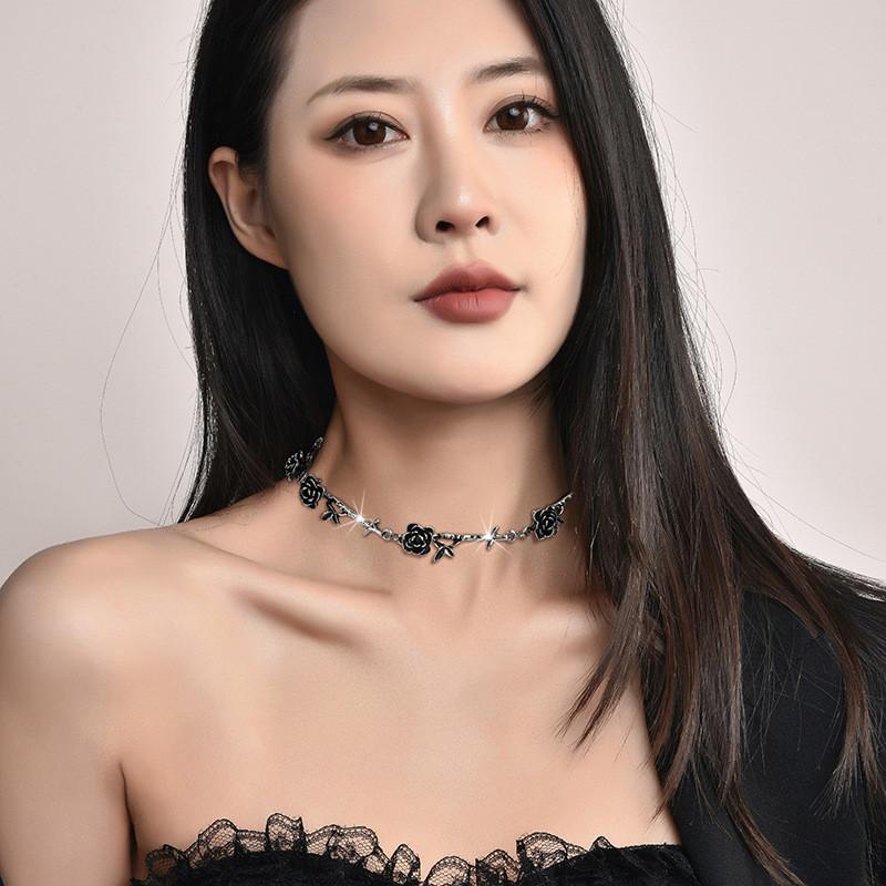 Plated Fashionable Gold Rose Choker Necklace Beautiful Floral Design Ideal For Style Womens