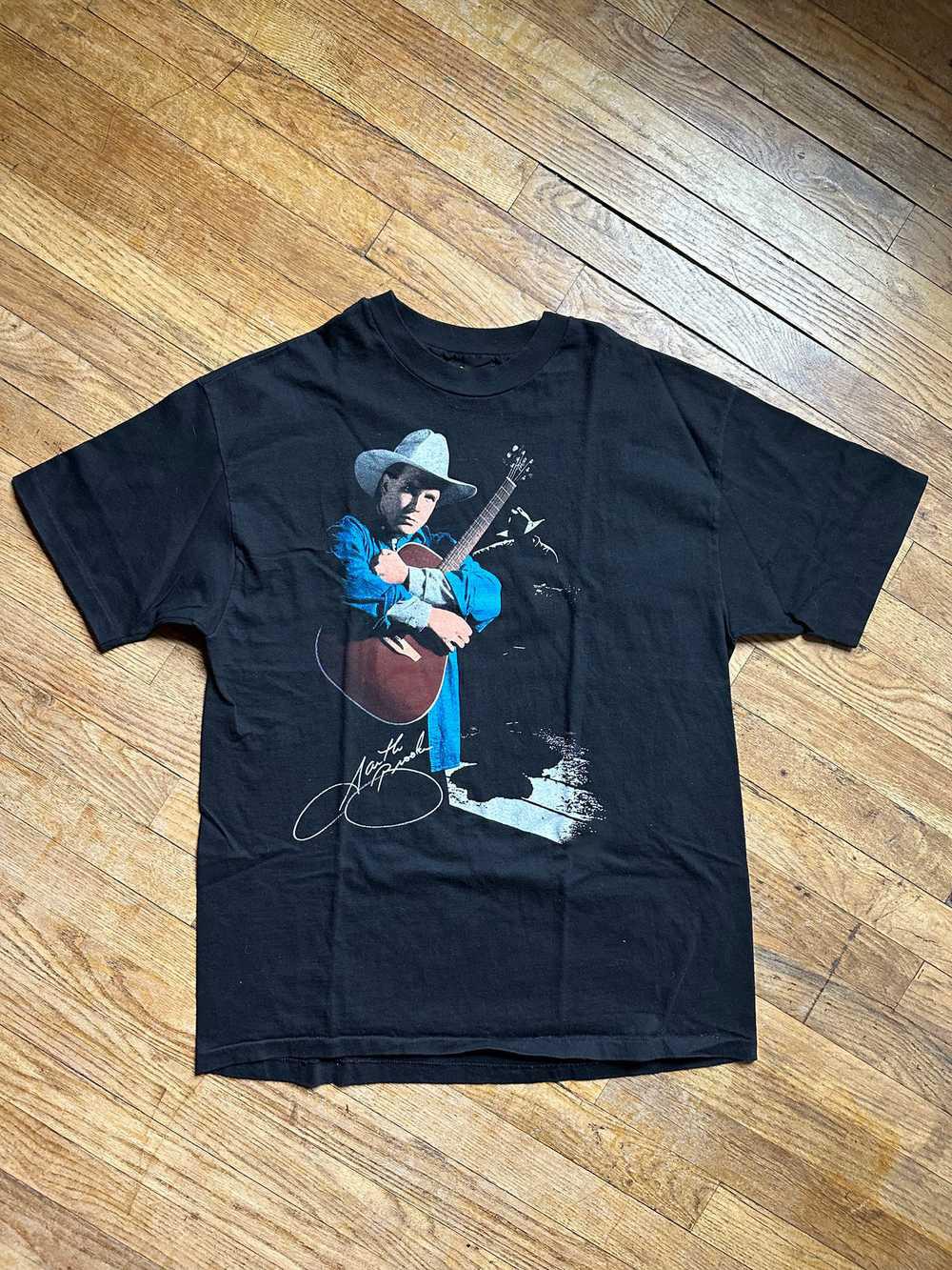 

Garth Brooks And His Guitar Signed Cotton Unisex T-Shirt S To 5XL SB151 3XL
