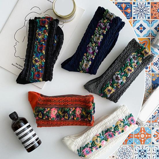 1 par middels lange, varme sokker til kvinner, med blomstermønster og etnisk trykk, crew socks for høst og vinter