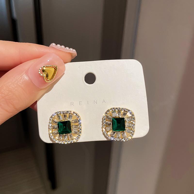 Cercei Smarald: Oțel Titan, Design Simplu și Elegant de Înaltă Calitate pentru Formatori de Tendințe