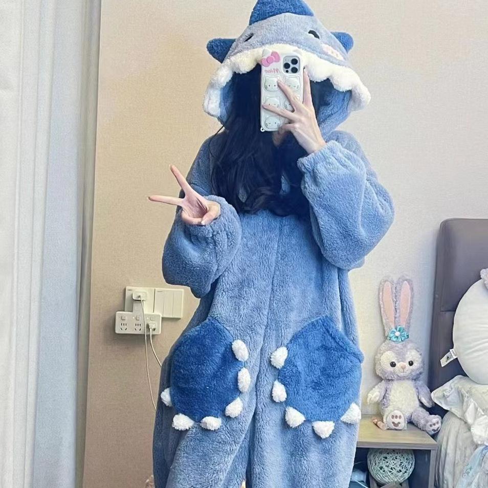 Kvinders søte haipysjamas med hette: Fortykket korallfleece for varme, perfekt for avslapning om vinteren og utendørs bruk.