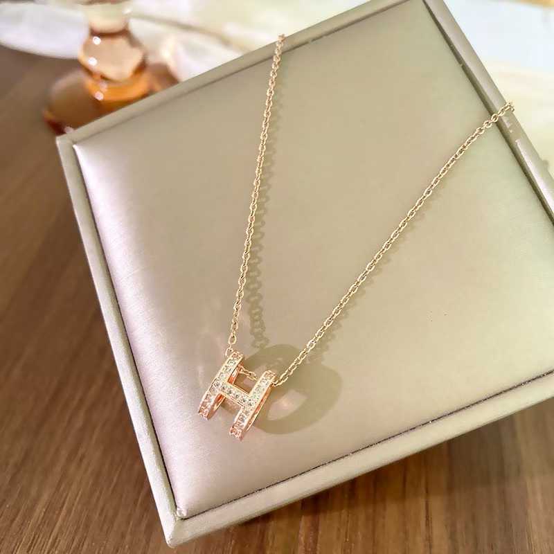 2026 Versatile Niche High-end Light Luxury Collarbone Niche High-end Pendant Jewelry