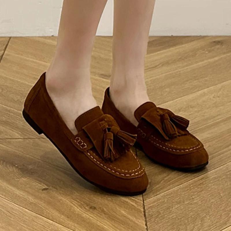 Модные классические и универсальные женские туфли на плоской подошве 2024 года — фото 7