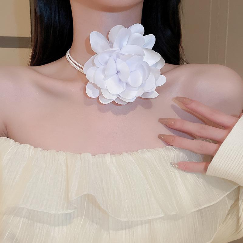 Exaggerated One, Wear an Extended Flower Necklace, Female Niche Personality, Sweet and Cool Style Neck Chain, Fashionable Temperament Necklace.