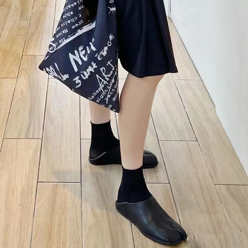 Pull on Black Tabi Shoes Women Flats Spring Autumn Fashion Silver Slip-on Loafers PU Leather Casual Split Toe Shoes Mary Janes