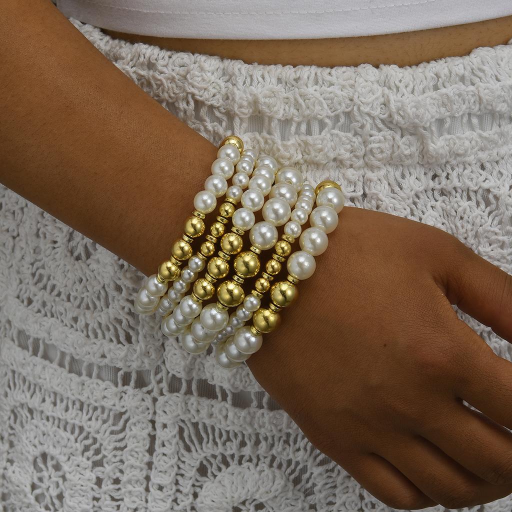 Set da 6 Pezzi Semplice Braccialetto con Perle Finte Rotonde per Donne Elegante Colore Oro Bianco Set di Braccialetti Fatti a Mano Gioielli Impermeabili