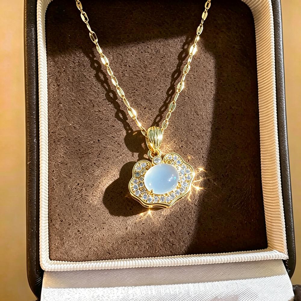 New Chinese Style Agate Imitation Peace Lock Necklace for Women – Micro-Set Diamond Clavicle Chain with a High-End Feel