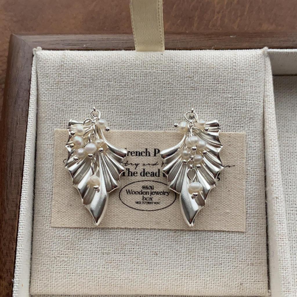 "Vintage Creamy Yellow Starfish Ear Clips: Elegant and Cute, Piercing-Free Sea Star Earrings"