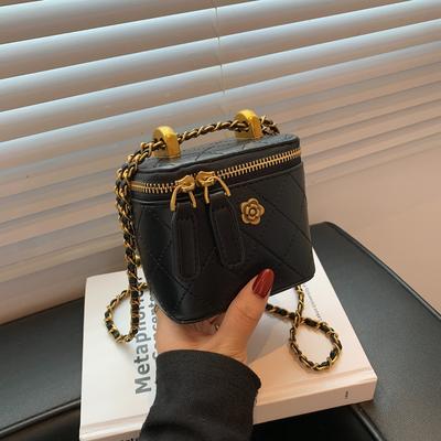 A Small Handbag Made of Exquisite Color PU Material, Fashionable and Popular Styles, Improve Temperament