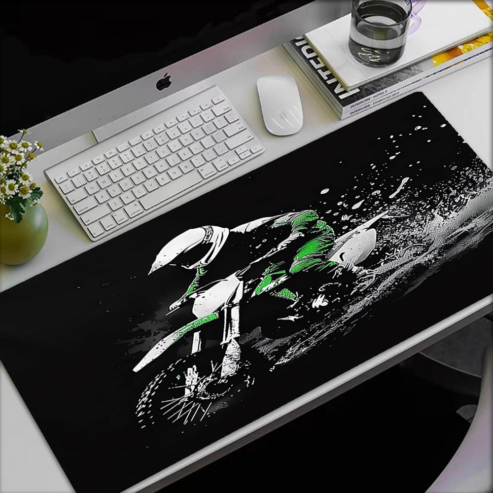 Tappetino per Mouse a Tema Moto da Fuoristrada, Base in Gomma Antiscivolo, Multifunzionale per Ufficio e Casa, Perfetto per la Personalizzazione dello Spazio di Lavoro.