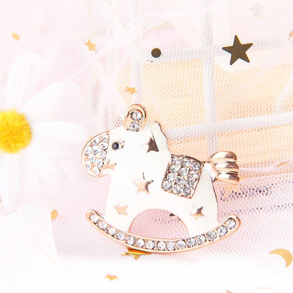 

Lovely Trojan Horse Shape Metal Lapel Pin Gift Fashion Jewelry Brooch разноцветный