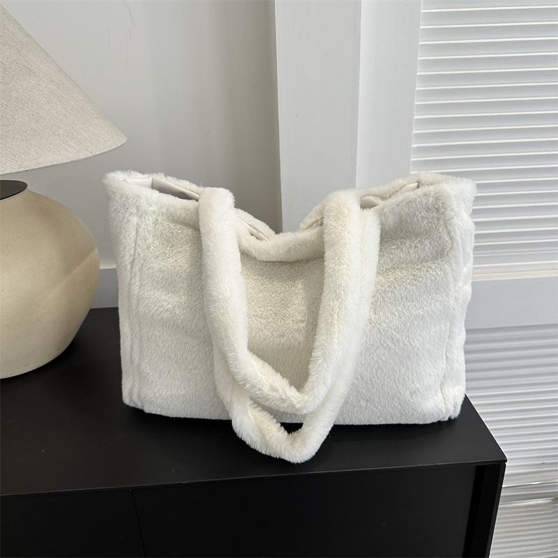 

Модная плюшевая сумка 2024 года, зимняя новая корейская версия, модная сумка через плечо, повседневная, простая, контрастного цвета, сумка-тоут белый