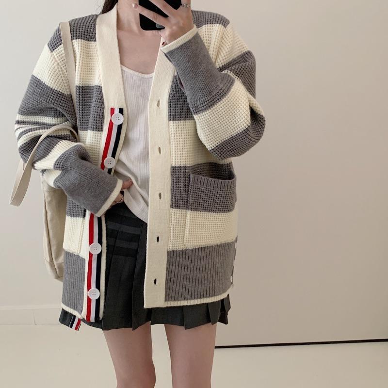 

Lazy wind contrasting striped sweater jacket women s autumn new loose and versatile knitted cardigan top average size серый