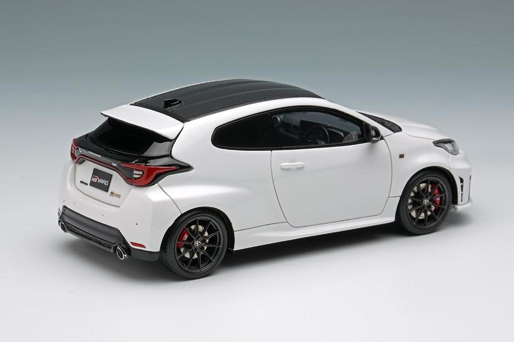 Maquilhagem EIDOLON Escala Toyota GR Yaris RZ Alto Desempenho 2024 Acabamento Mica Branco Pérola Platina EM762B 1/43 (Modelo finalizado)
