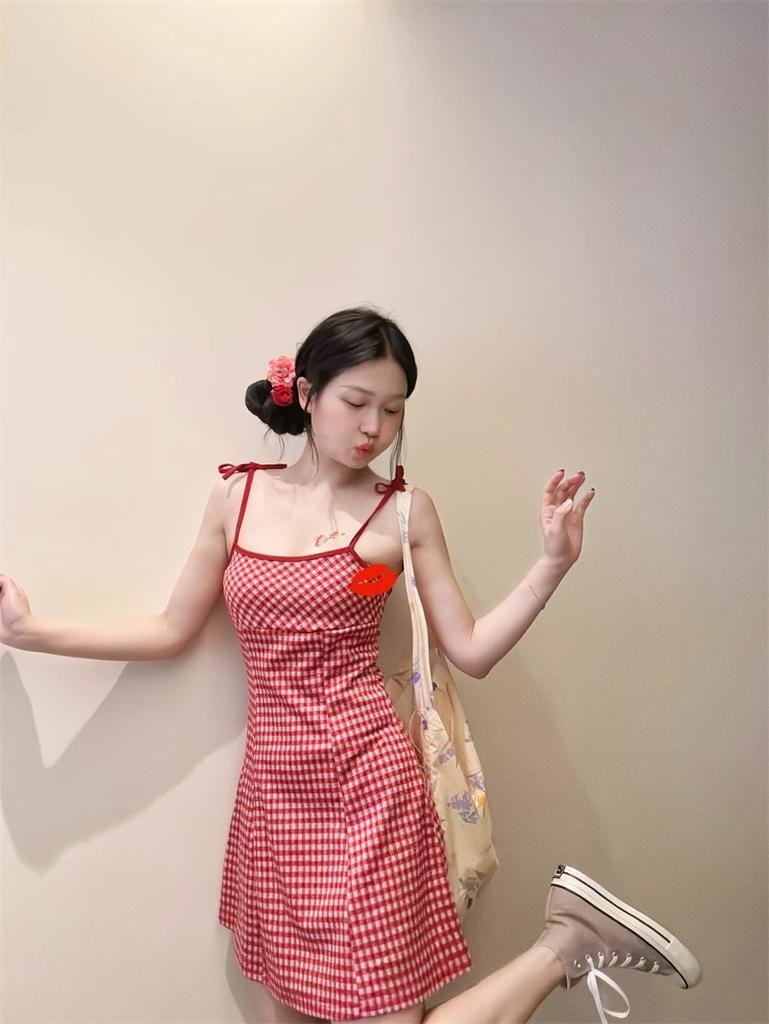 [Spot] Sweet and cool lace-up stacked skirt fat MM summer new red plaid suspender dress solid color short
