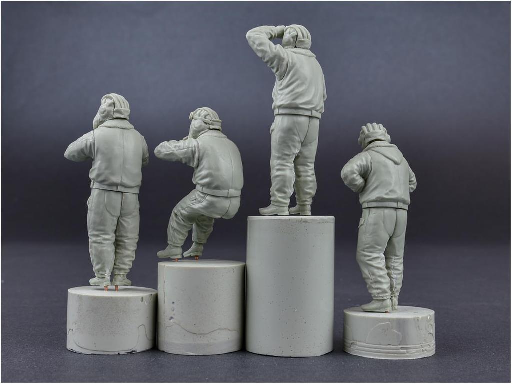 MiniArt Soviet Army Tank Soldier Wearing Winter Wearing Gear 4 Pieces Plastic Model MA37063 1/35 1970-1980s