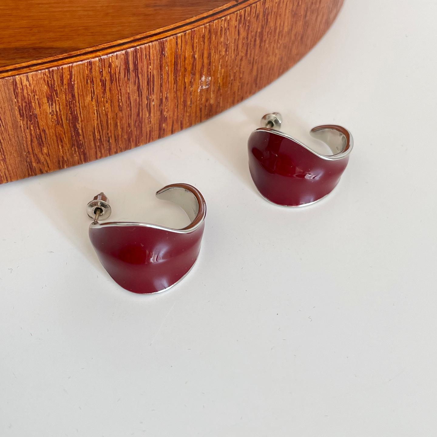 Elegant Gold-Plated Brass Enamel Drop Earrings for Women in Red & White - Minimalist, Low-Key Luxury Design красный