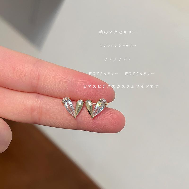 Sweet style love ear clips without ear piercings, simple and versatile zircon stud earrings, femininity, fashionable commuting, exquisite earrings