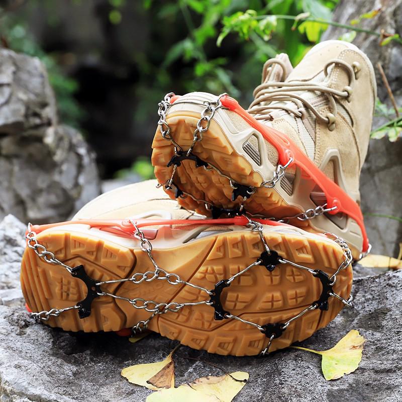 Crampones Reforzados con Bolsa de Almacenamiento: Cubrezapatos Antideslizantes de Látex Duraderos de 8 Dientes para Superficies Lluviosas, Rocosas y Nevadas.