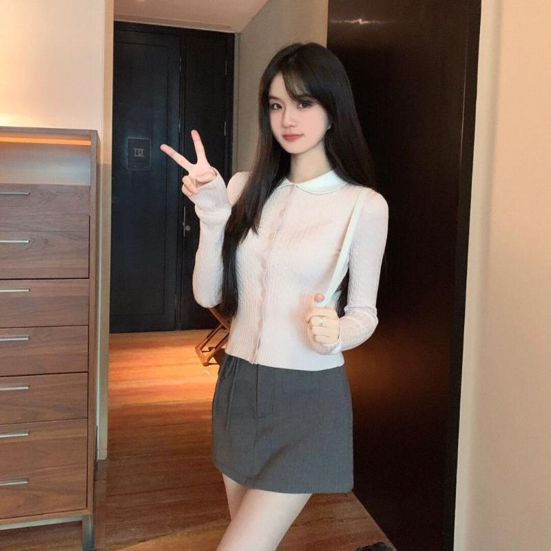 A Short Soft and Sweet Base Layer Top for Women In Early Autumn with A Doll-neck and Twisted Knit Knit