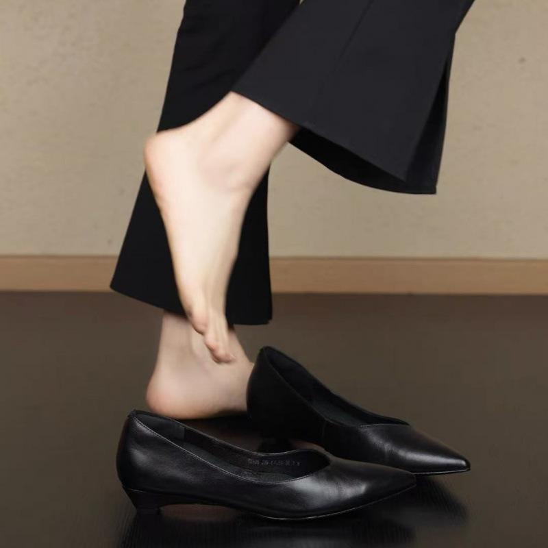 Französischer Retro-Stil elegante niedrige Absatzschuhe kleine Lederschuhe schwarz weiches Leder spitz leichter Ausschnitt einzelne Schuhe Pendler Arbeitsschuhe