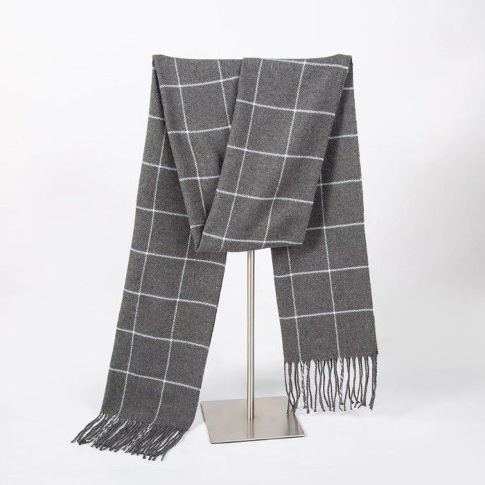 Jolie écharpe pour femme et homme colorée et à motifs écossais à carreaux grise et blanche
