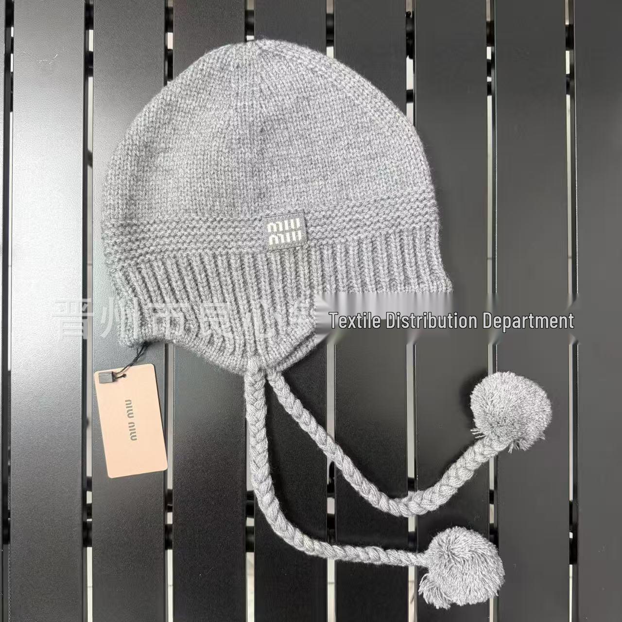 Стильная теплая вязаная шапка-бини с наушниками и помпоном для более стройного лица серый