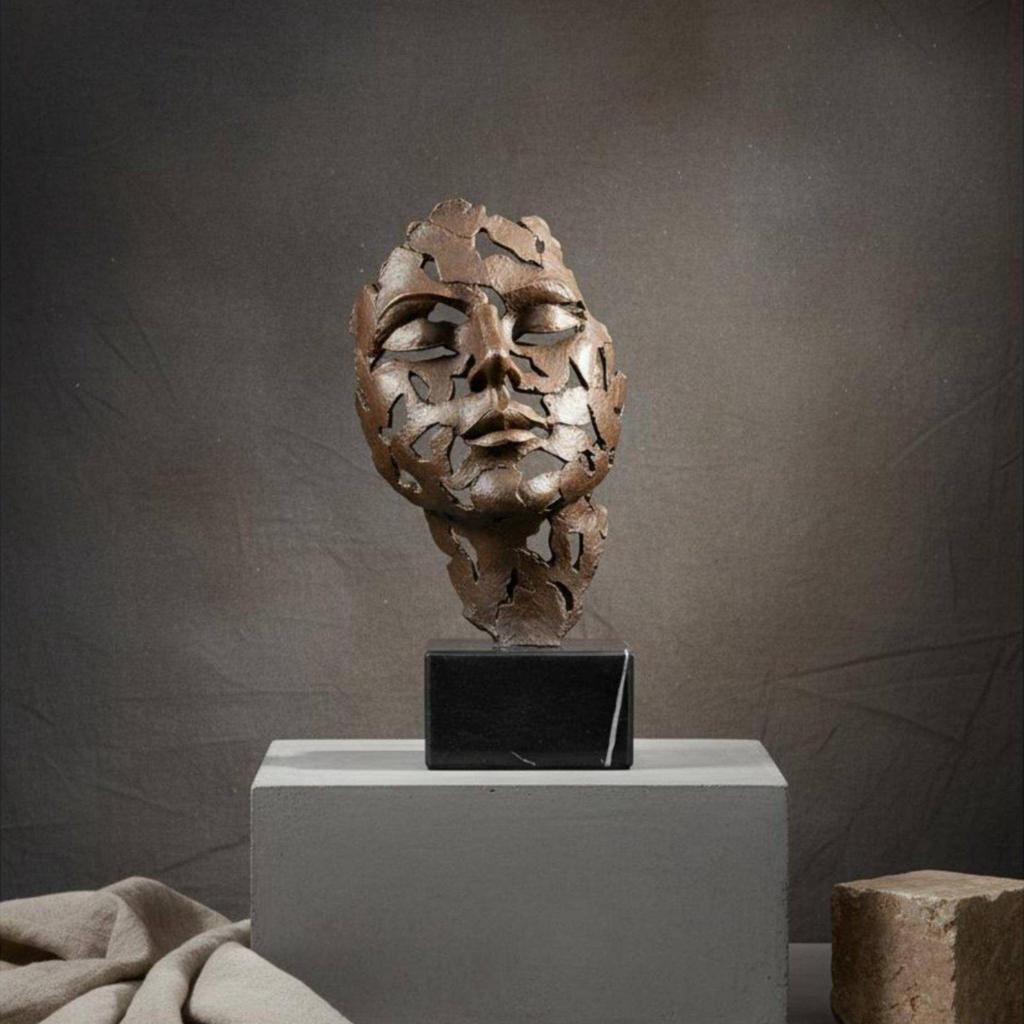 Hollow Face Statue Photography Prop Sculpture Metal Craft Bronze Art Figurine for Vino Cabinet,