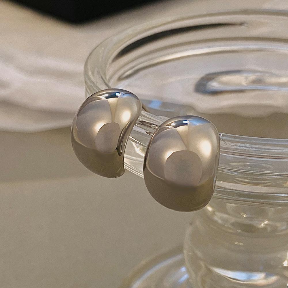 New Retro High-end Hollow Earrings Women's French Trend Gold-plated Light Luxury Temperament Plain Ring Earrings Women