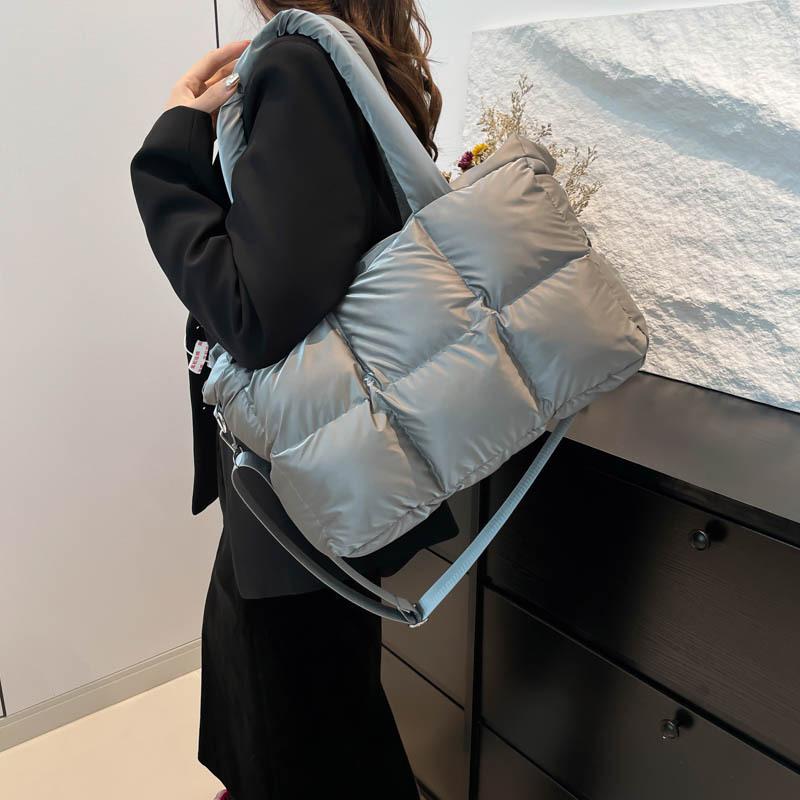 

Сумка большой вместимости женская 2025 новая зимняя универсальная простая на плечо текстурная портативная классная сумка-тоут для поездок на работу 42.5*13.5*28 серый