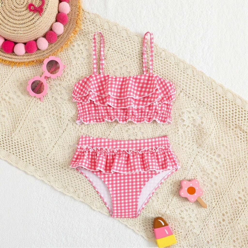 Mergaitei dviejų dalių bikini maudymosi kostiumų komplektas su banguotu krašteliu viršutine dalimi ir sijonėliu apačioje, reguliuojamomis petnešėlėmis, lengvas, greitai džiūstantis maudymosi kostiumas vaikams