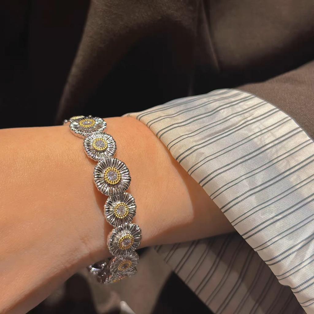 Bracciale Buccellati Margherita Italiano per Uomo e Donna con Rubino GD Bracciale di coppia abbinato a crisantemo con diamanti e design aperto