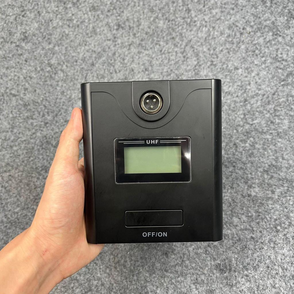 Wireless One-to-Eight Conference Microphone System