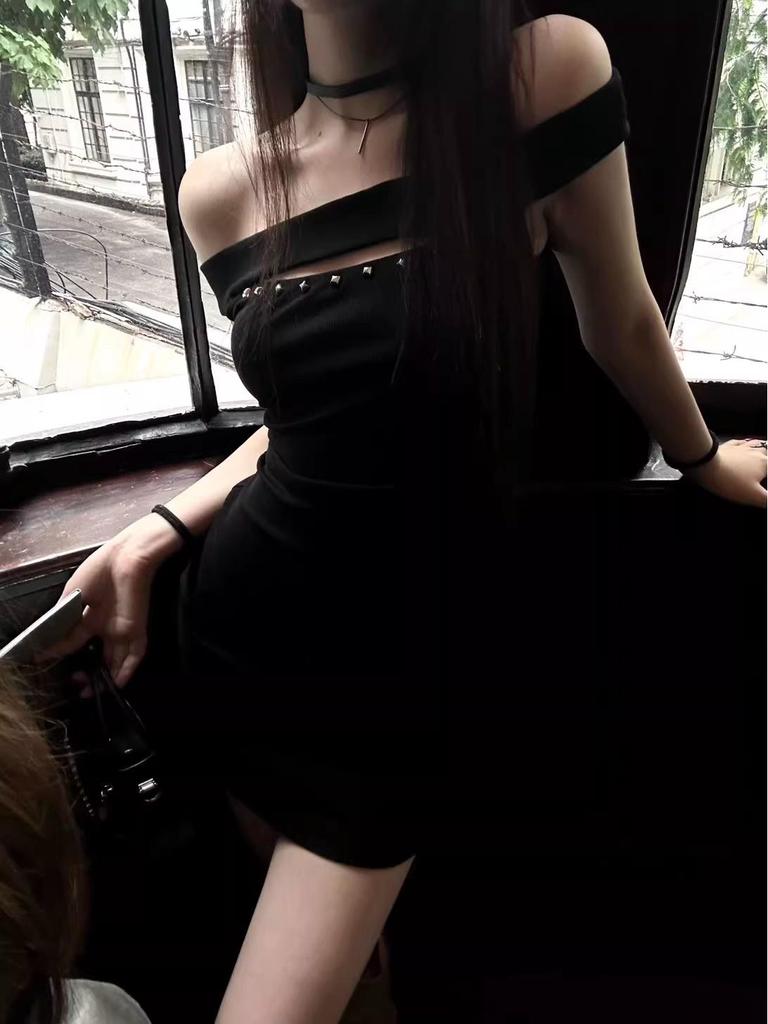 Pure Desire One-Shoulder Black Rivet Dress - Slimming Bodycon Style for Women