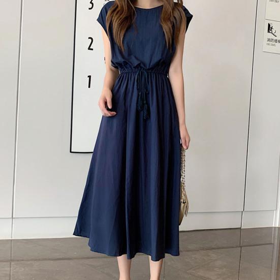 

Женское летнее платье трапециевидной формы без рукавов со свободным подолом и плиссировкой с высокой узкой талией, однотонное платье миди с круглым вырезом и длиной до середины икры