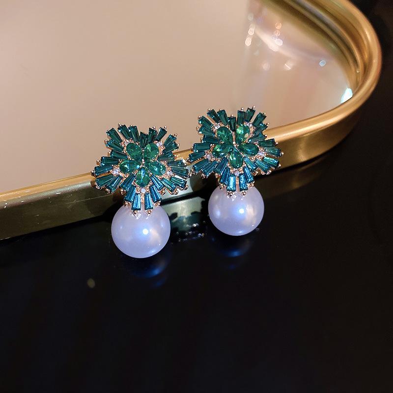 Elegant French Retro Floral Pearl Earrings - Geometric, Versatile, High-End Design for Women
