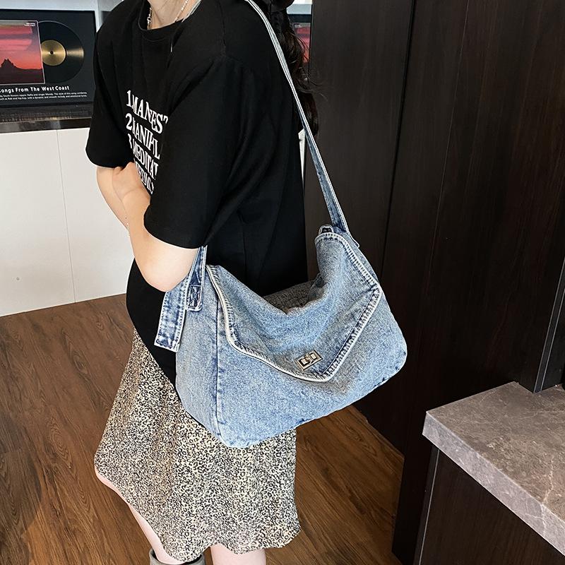 

Denim bag women s 2025 versatile popular casual shoulder bag large capacity tote bag fashion messenger bag світло-синій колір