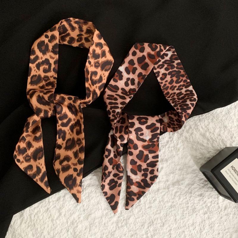 Small silk scarf, advanced sense, temperament, atmosphere, versatile decorative small scarf, girl's heart, bow, hair tie, bag, streamer.