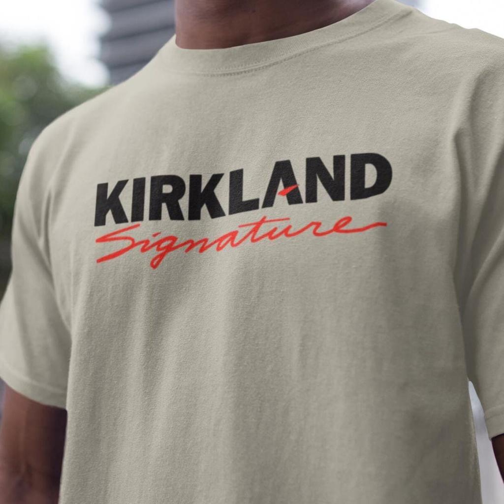 Kirkland Signature Hemd | Lustiges Costco Parodie T-Shirt, Unangemessenes Shirt, Meme-Tee, Humorvolle Shirts für Erwachsene, Meme-T-Shirt für Erwachsene, Geschenk für den Freund