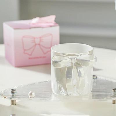 Elegante Keramiktasse mit Schleifenknoten