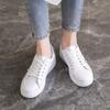 Damesko som puster med flate såler, Sportssko med lærreim, Fritidssko