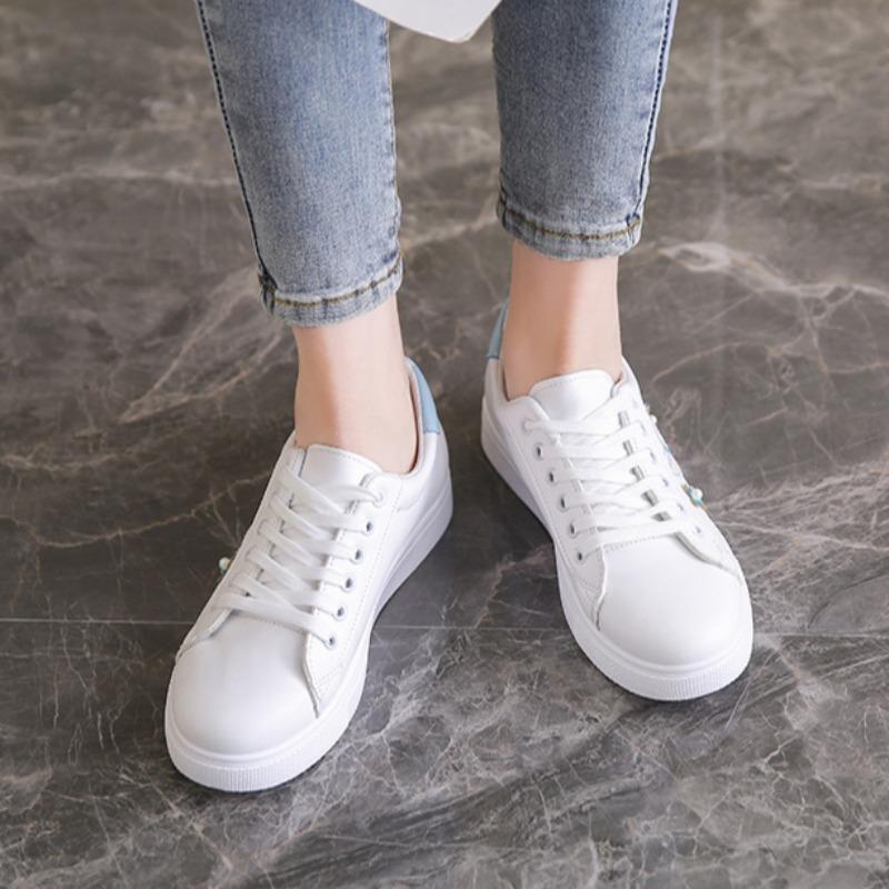 Damesko som puster med flate såler, Sportssko med lærreim, Fritidssko