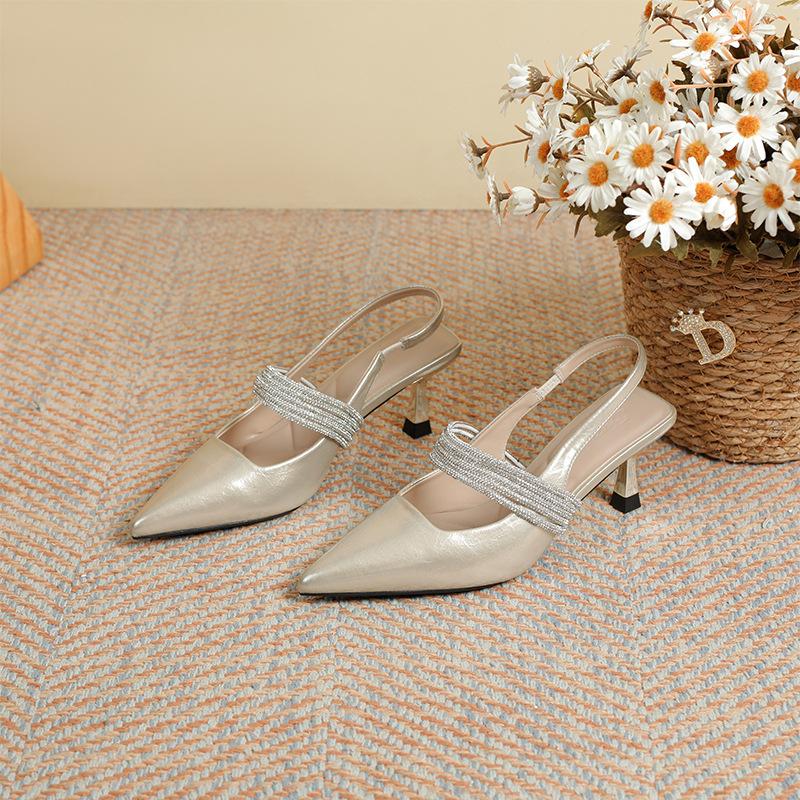 Sommer neue High Heels Damenmode dünner Absatz vielseitig flacher Ausschnitt spitz zulaufend Riemchen hinten Strass Taschenkopf Sandalen sind nicht ermüdend