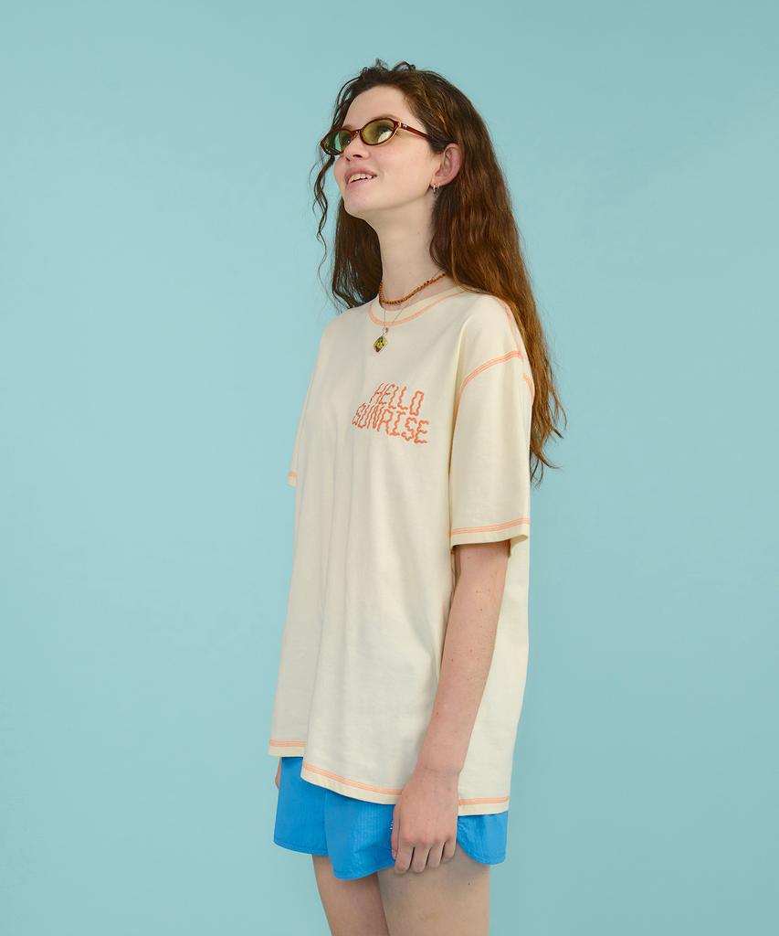 HELLO SUNRISE Hs Doodle Typo Stitch Tee_Cream