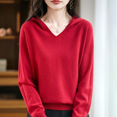 Maglione lavorato a maglia con cappuccio e scollo a V per autunno e inverno. Caldo maglione con cappuccio da donna